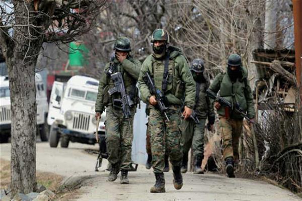 Two security men injured in ongoing Kashmir encounter