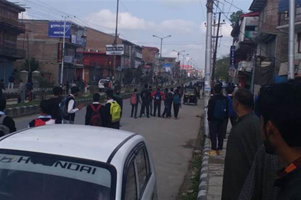 Students clash with forces in Shopian, two photojournalists injured