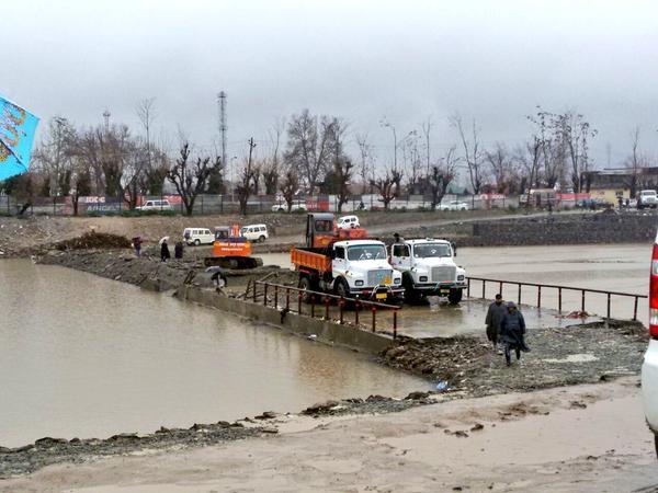 Govt allows heavy vehicles to ply over unsafe Mehjoor Nagar Bridge