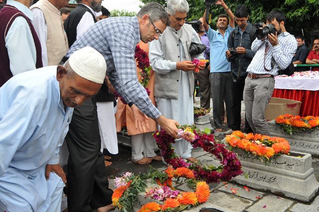 PM’s Rs 1 lakh cr package aimed to buy Kashmiris’ loyalties: Omar