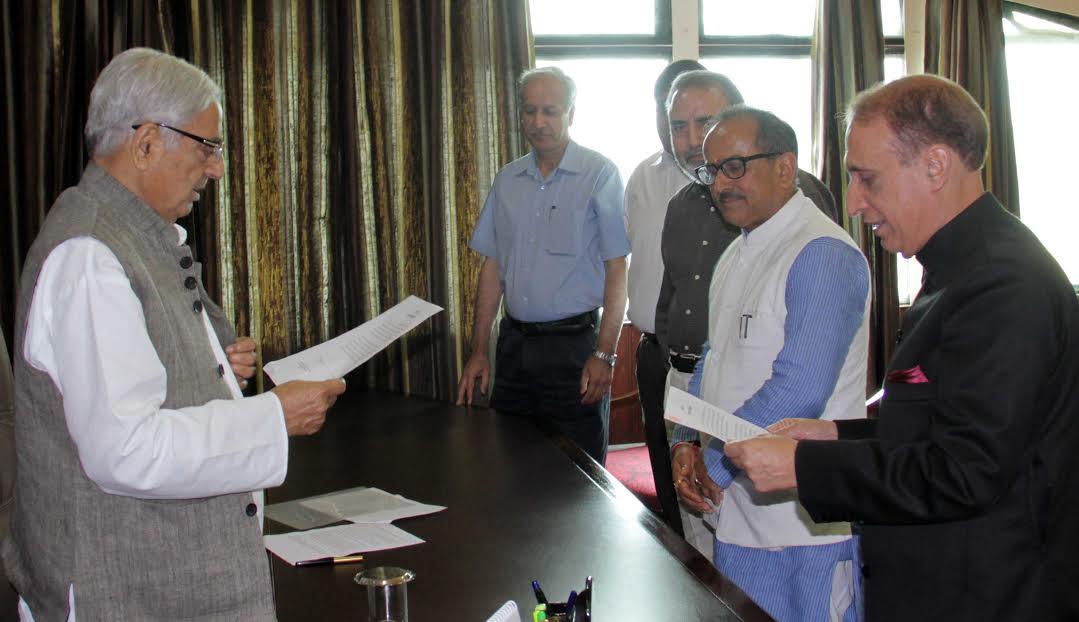 Mufti administers oath to Deva as new PSC Chairman
