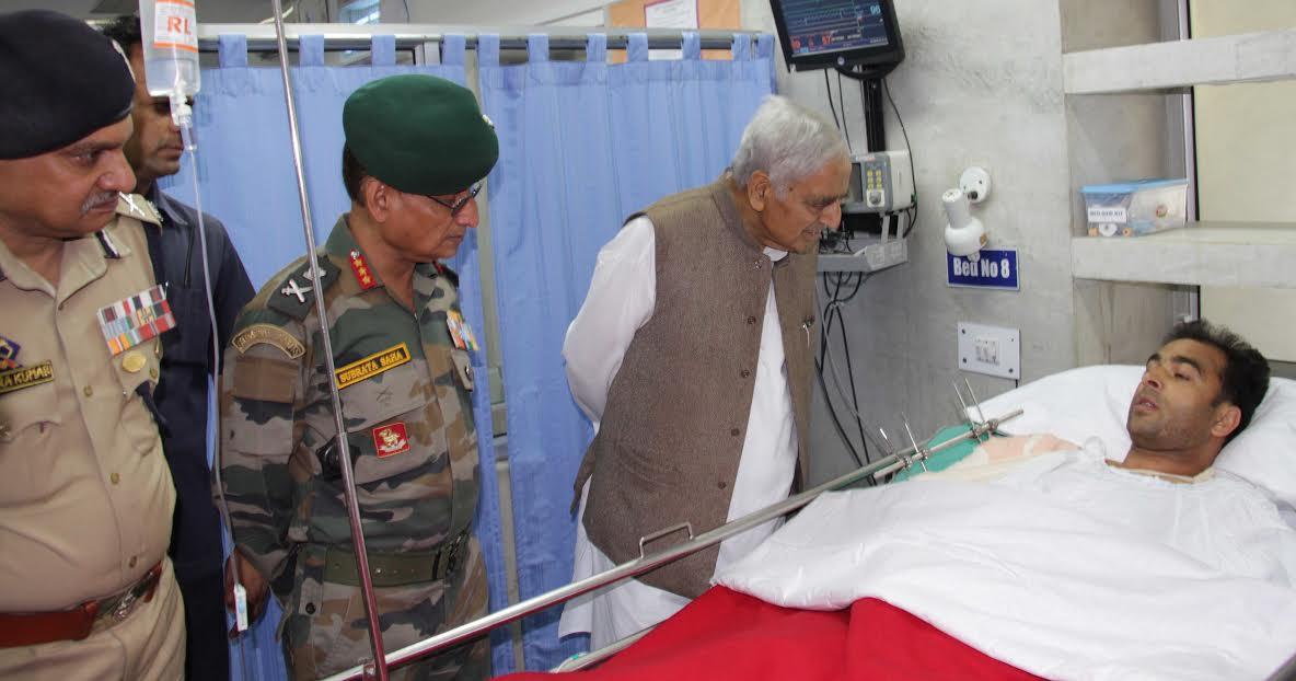 Mufti visits injured police personnel