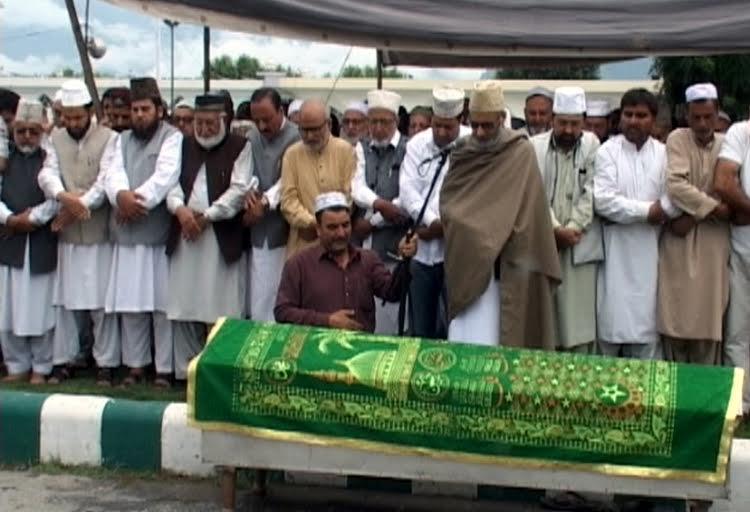 Akhtar, Haq join Nimaz-e-Jinaza of Mufti Bashir Ahmad Farooqui