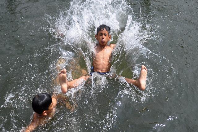 Scorching heat takes toll in Valley schools as govt cancels summer vacation