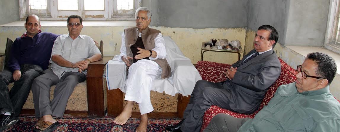 Mufti orders immediate realignment of houseboats in Dal Lake
