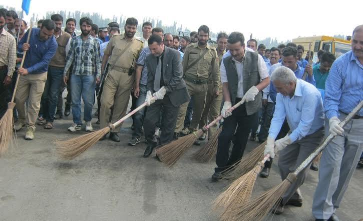 JK Tourism kick starts ‘Safai Ka Hafta’ across state