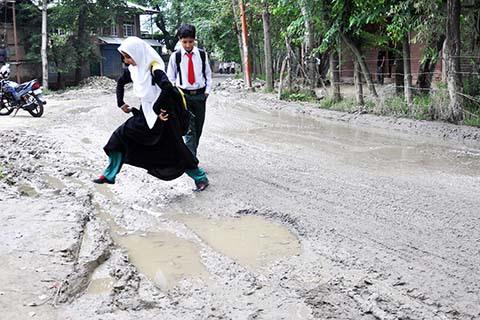 Inhabitants of Kralpora Chadora allege favoritism over macdamization of roads