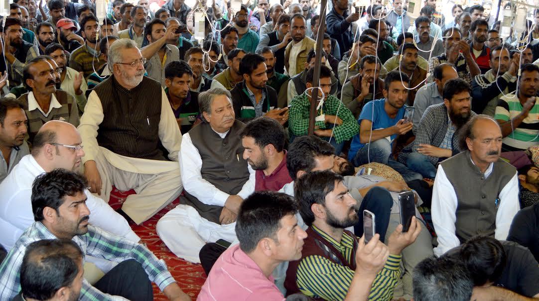 Peerzada, Taj visits agitating Daily Wagers