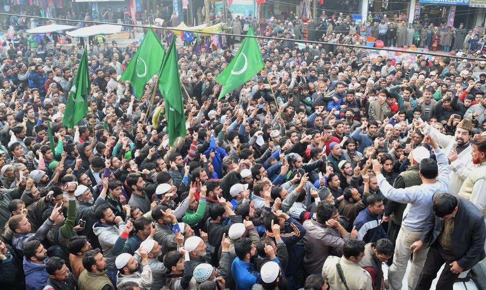 Follow Islam and uphold the traditions of great of Kashmir Sufis: MIrwaiz tells youth
