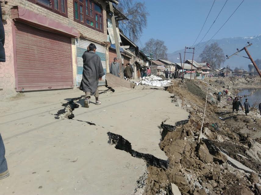 Panic grips Hajin after more road slides along Jhelum