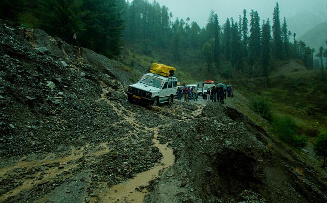 27 families shifted to safety in Kupwara