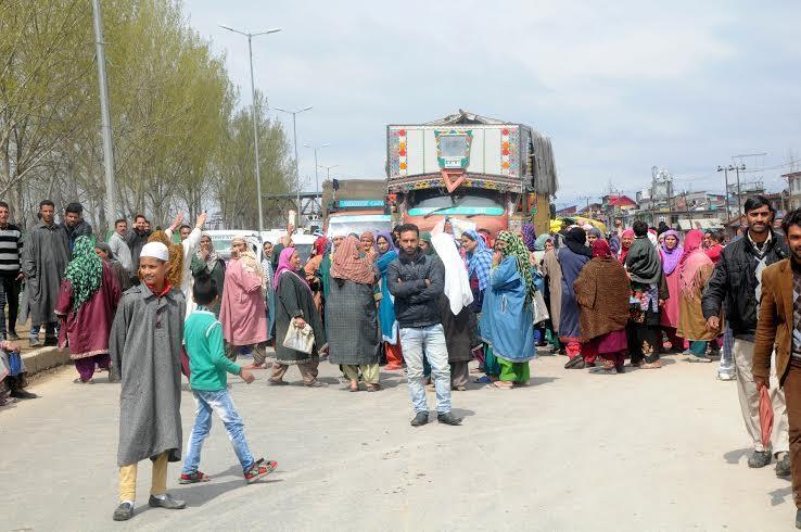 Boat colony, Gow Kadal residents protest against NFSA