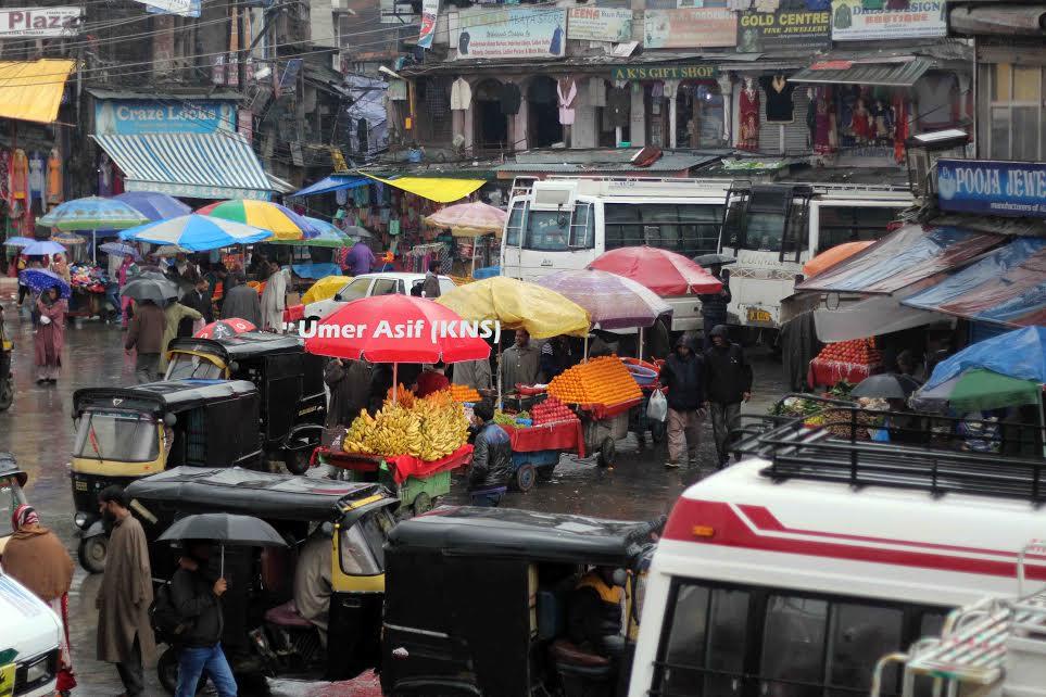 Despite rains, one way traffic continues on National Highway