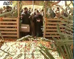Two days before oath, Mehbooba visits Mufti’s grave in Bijbehara