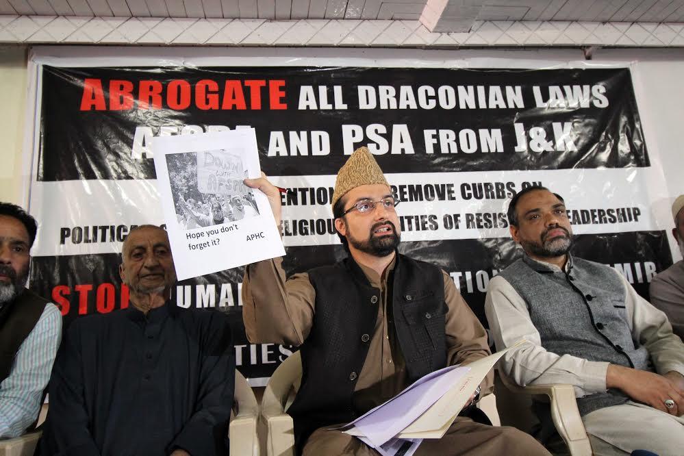 Mirwaiz welcomes New Delhi for allowing separatists to talk with Pakistan