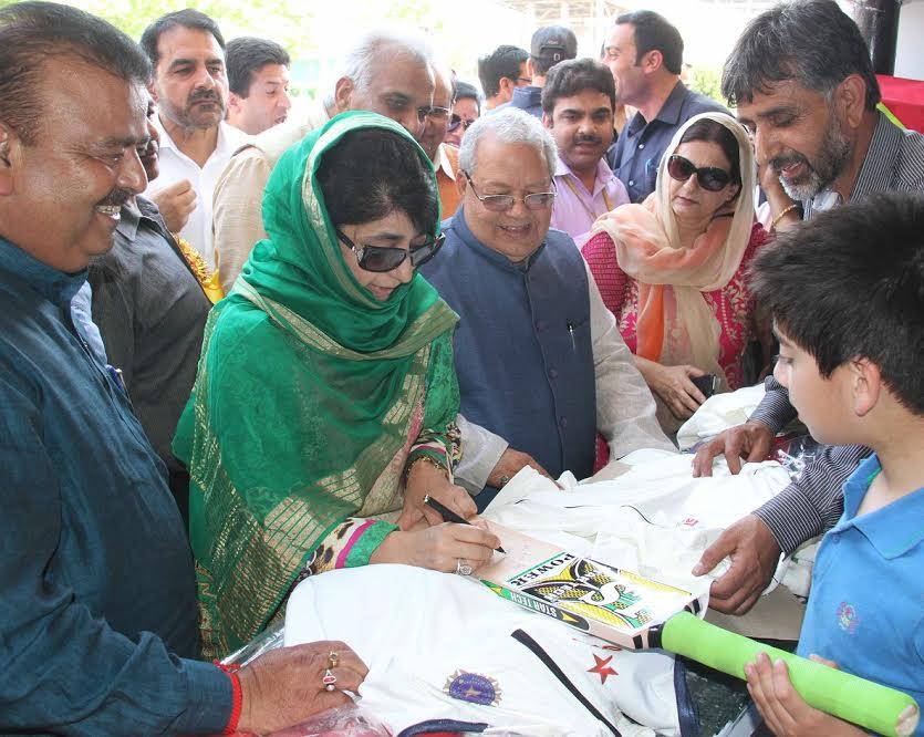 CM, MSME Minister inaugurates first-ever Nat’l Khadi Exhibition at Kashmir Haat