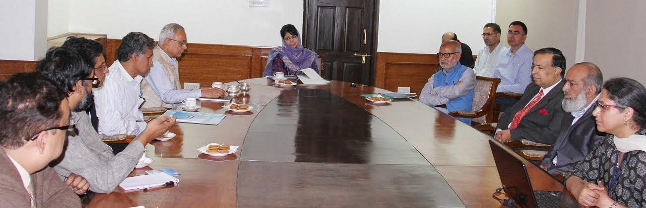 CM interacts with top scientists from IIA, IUAA