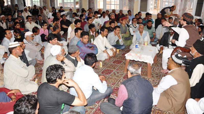 Give up stubbornness, respond to Pakistan’s overtures: Mirwaiz
