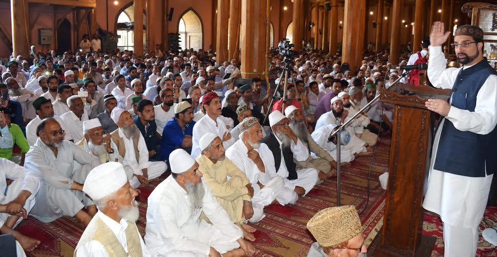 Mirwaiz condemns use of force, teargas shelling on Eid-ul-Fitr at Eidgah