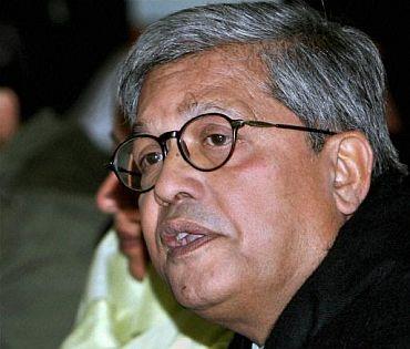 Kashmir needs real political solution: Padgoankar