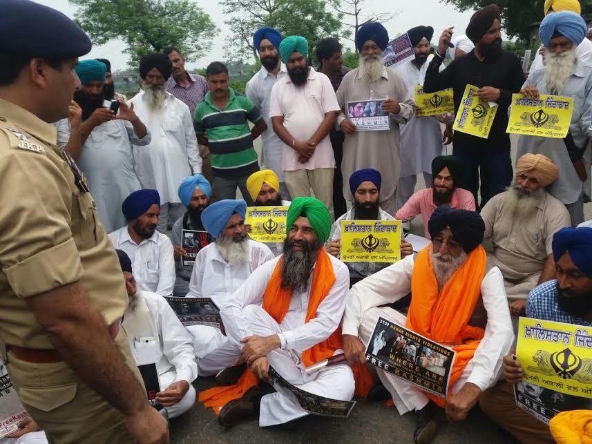 Punjab’s Mann Sikh group tries to march to Kashmir