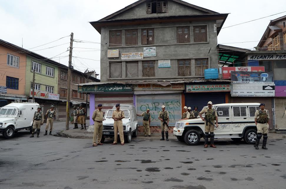 Curfew, restrictions continue on 25th day in Kashmir