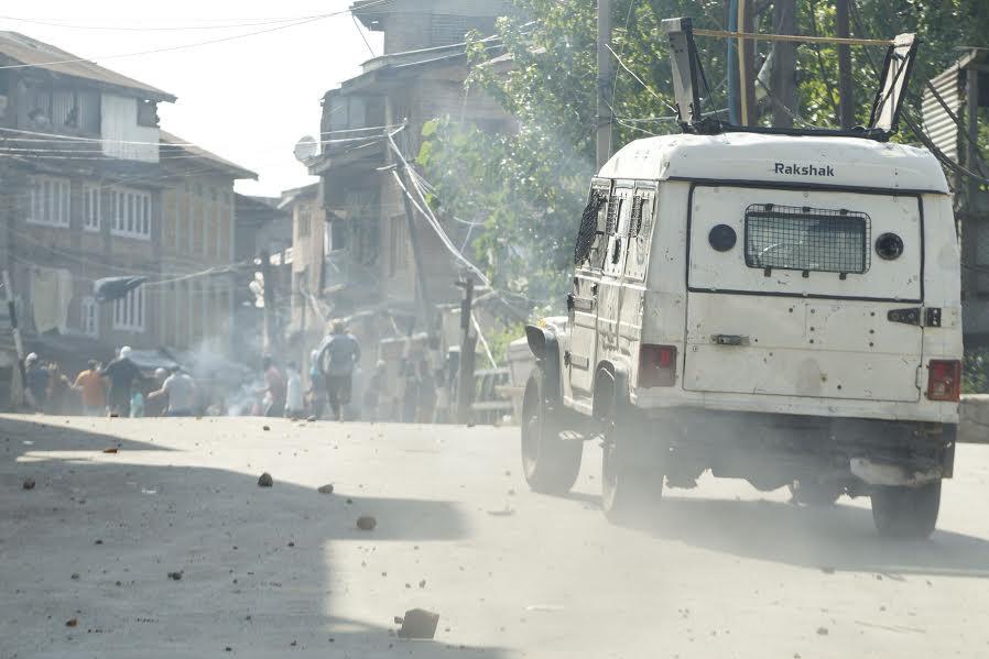 Scores injured in Kulgam clashes