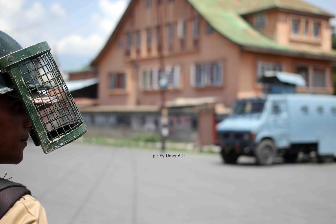 Curfew, shutdown continues on 32nd day in Valley