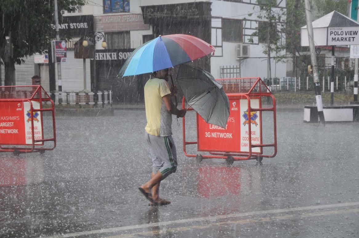 Incessant rains lash Valley, inundate Srinagar