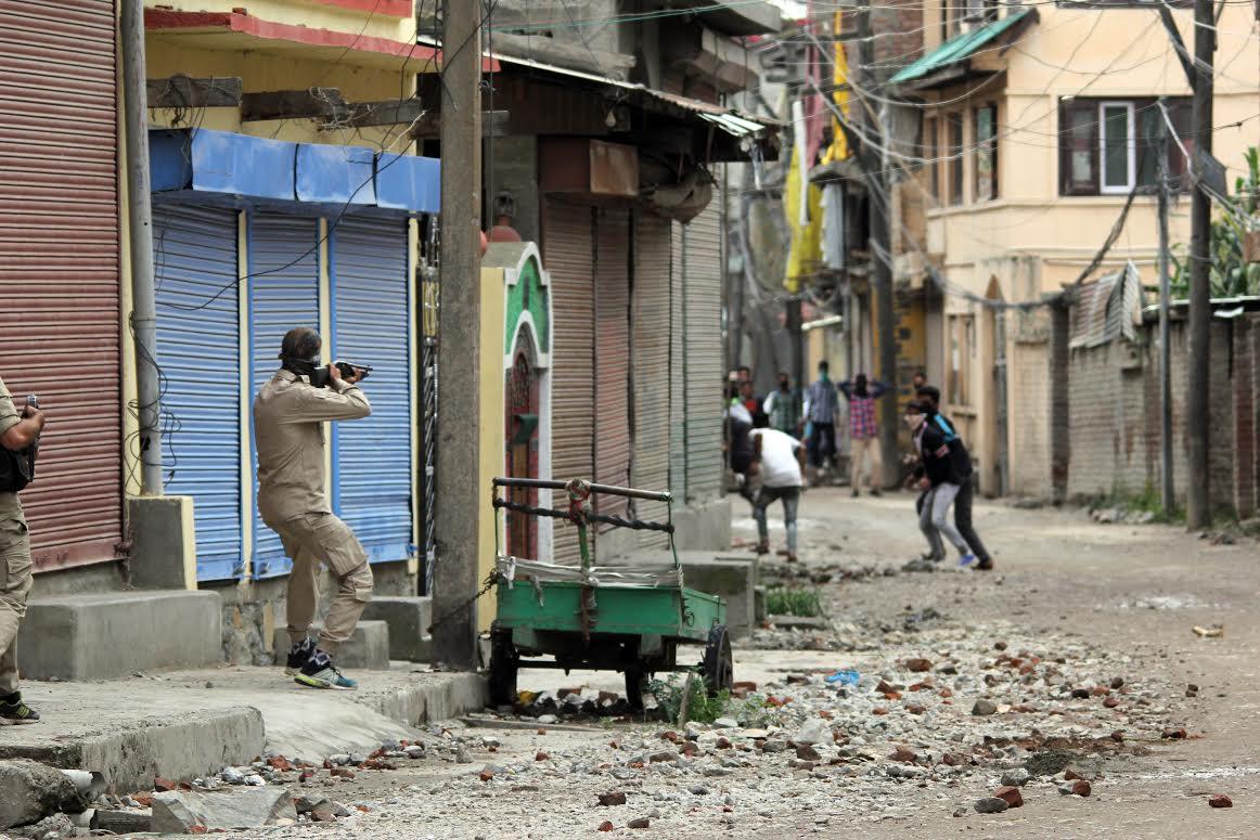 Shutdown, clashes continue on 53rd day in Kashmir
