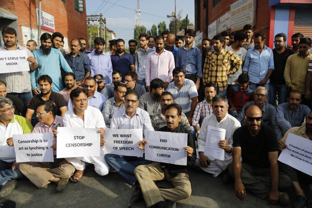 Scribes protest against suspension of Internet services in Kashmir
