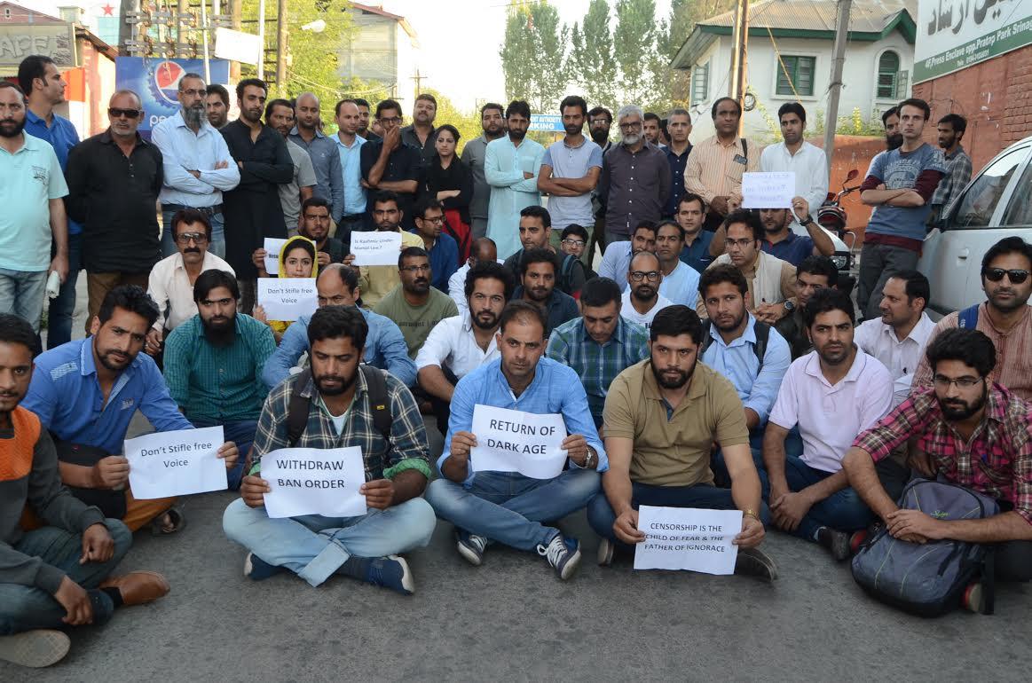 Kashmiri working journalists protest against ban on ‘Kashmir Reader’