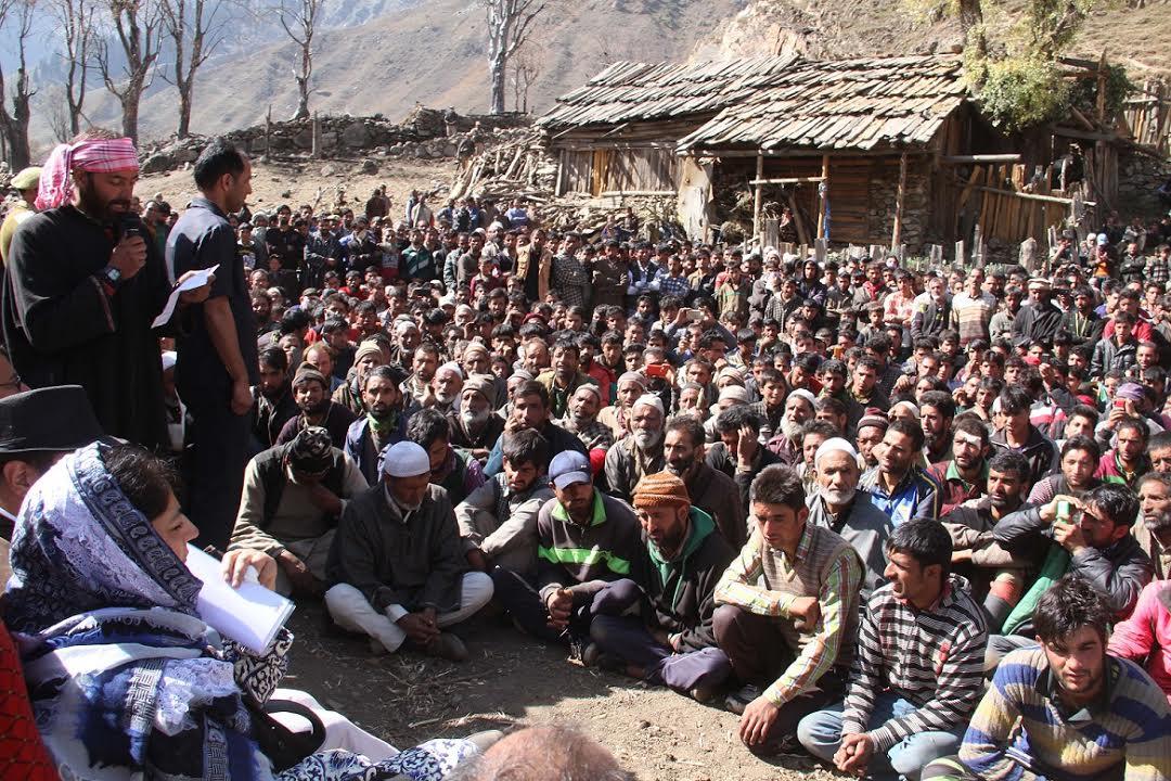 CM visits fire-sufferers of Sukhnai village in district Kishtwar