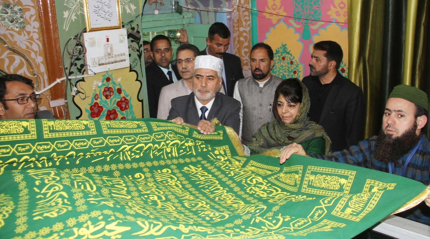 CM pays obeisance at Hazrat Shah Asrar ud Din (RA) dargah,
