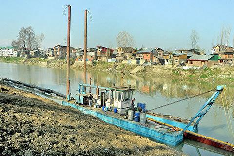 Unauthorized machines in river weakens Jhelum embankments