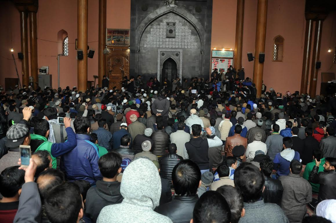 After 19 Fridays, authorities allow prayers at Jamia Masjid
