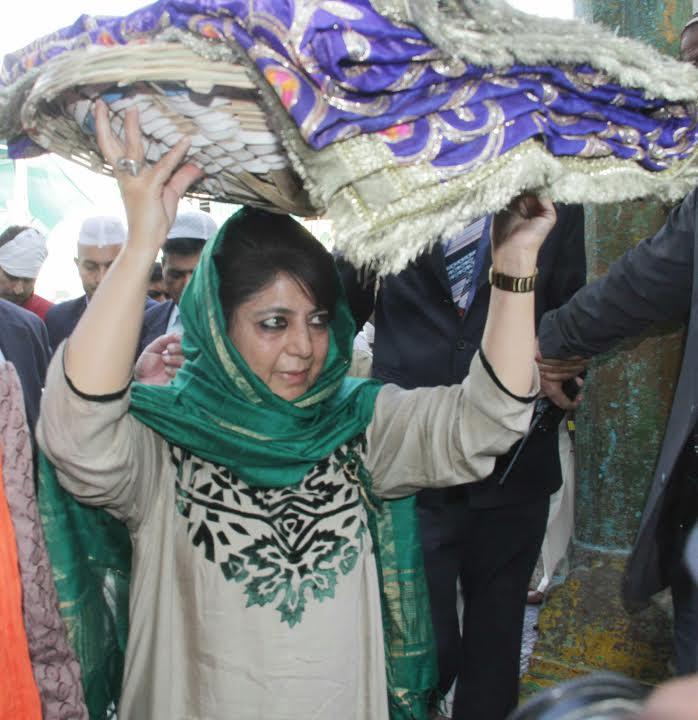 Mehbooba visits Ajmer Dargah