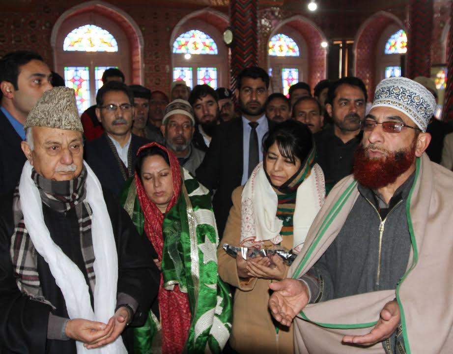 Mehbooba pays obeisance at Hazratbal Dargah