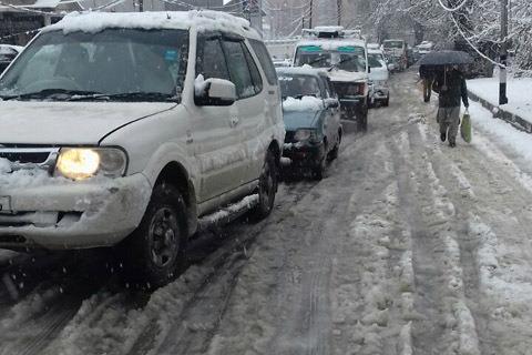 Authorities fail to press men, machinery for snow clearance