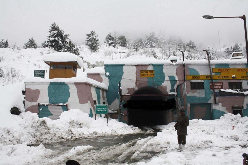 On 2nd consecutive day; Srinagar-Jammu highway remains closed