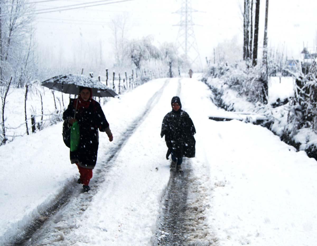 Karnah-Kupwara road remains blocked for 9th day