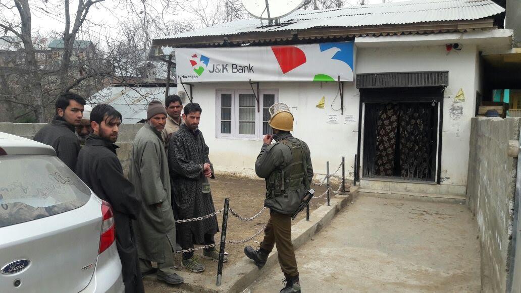Unidentified gunmen loot J&K bank in Shopian village