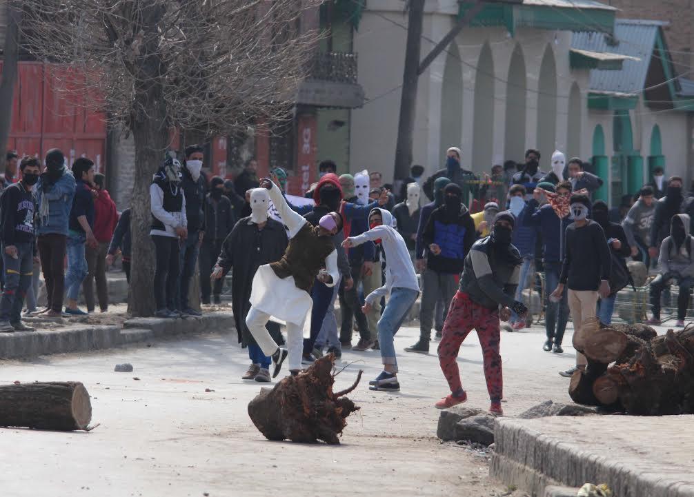 Ahead of protest rally; Mirwaiz, Islam put under house detention