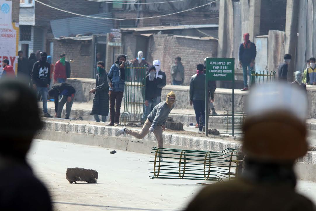 After Friday prayers; clashes erupt in Nowhatta, Humhama, Sopore