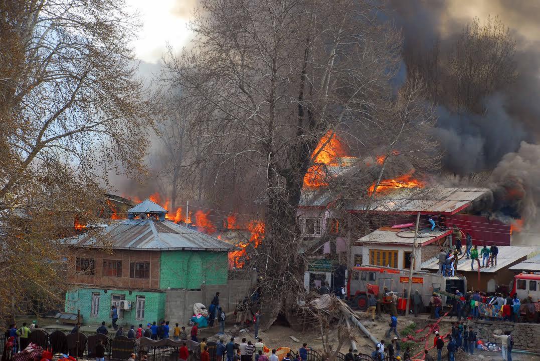 Eight house gutted in fire in Srinagar