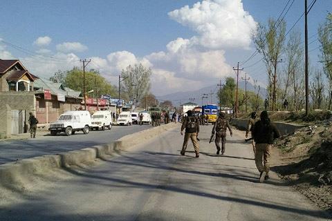 Six CRPF men, school girl injured in militant attack in Srinagar outskirts