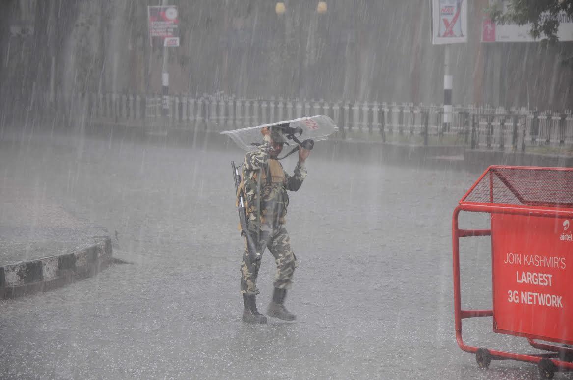 Rains lash Valley, Gurez receives fresh snowfall