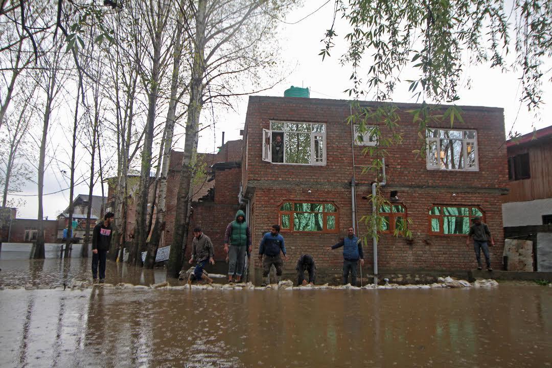 Flood threat gives sleepless night to Kashmiris