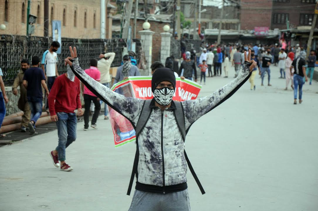 Clashes erupt after Friday prayers