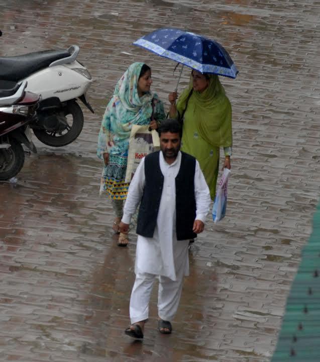 Intermittent rains lash Valley
